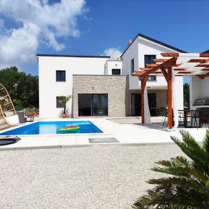 Villa Lazy 8, Garica