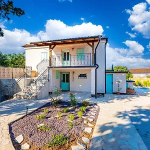 Ferienhaus Paesana Heritage House, Garica